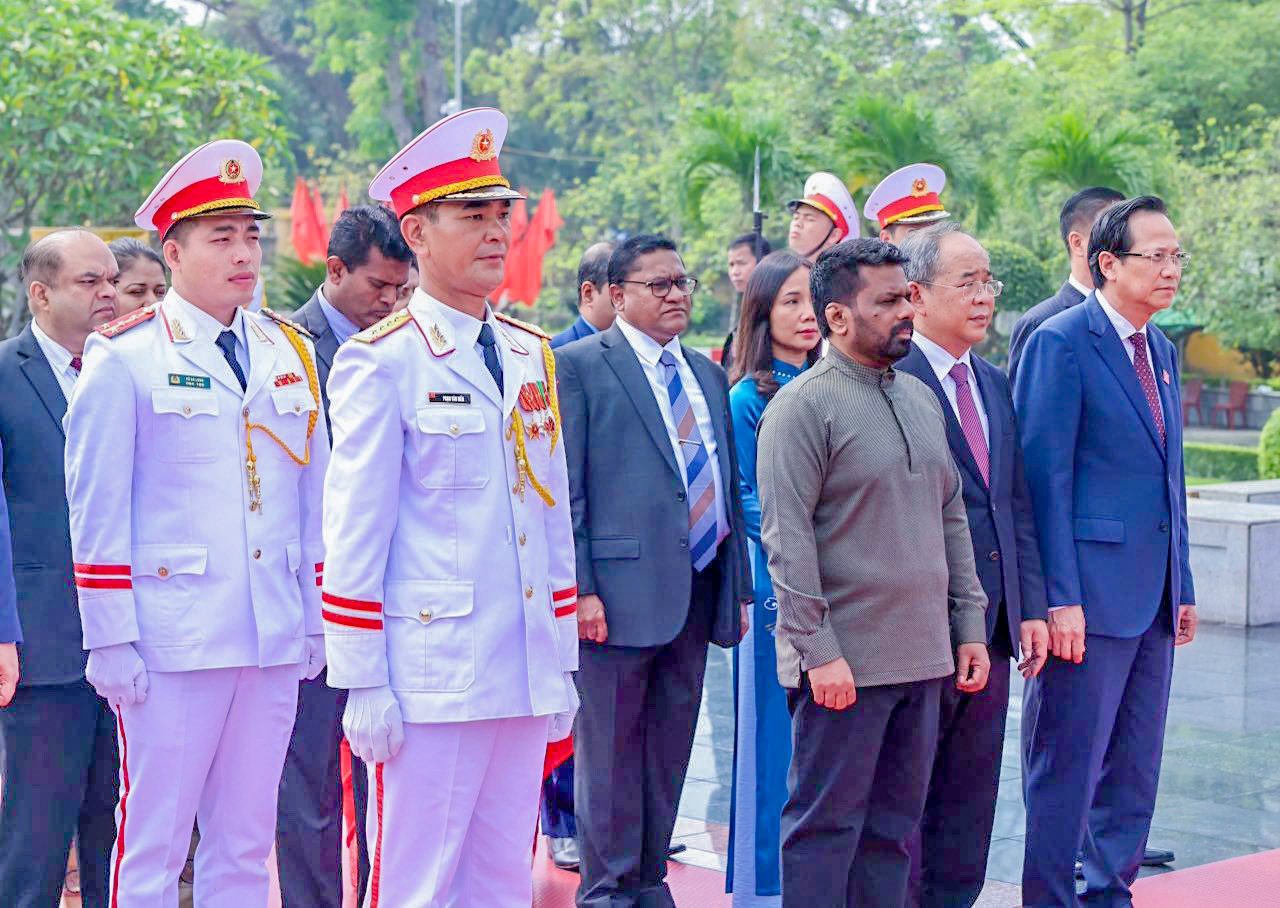 ஹனோயில் உள்ள போர் வீரர்கள் நினைவிடத்தில் அநுர மலர் அஞ்சலி