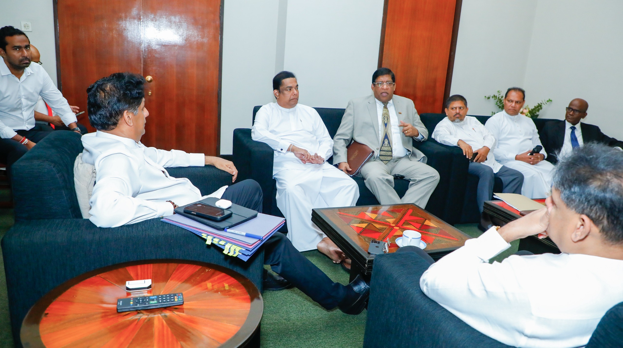 தேசிய பாதுகாப்பின் வீழ்ச்சி தொடர்பில் எதிர்க்கட்சித் தலைவர்கள் கலந்துரையாடல்  – சபாநாயகரையும் நேரில் சந்தித்துப் பேச்சு.