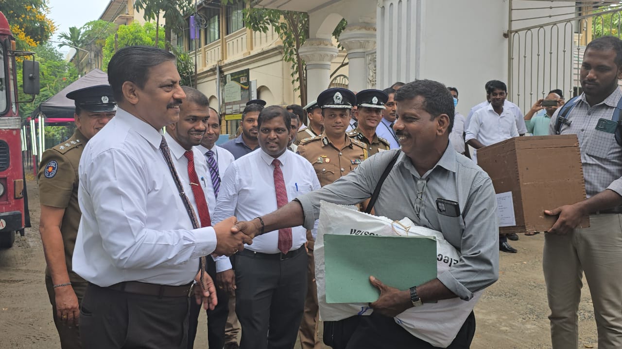 யாழ்ப்பாணத்தில் பொலிஸ் பாதுகாப்புடன் எடுத்துச் செல்லப்பட்ட வாக்குப் பெட்டிகள்!