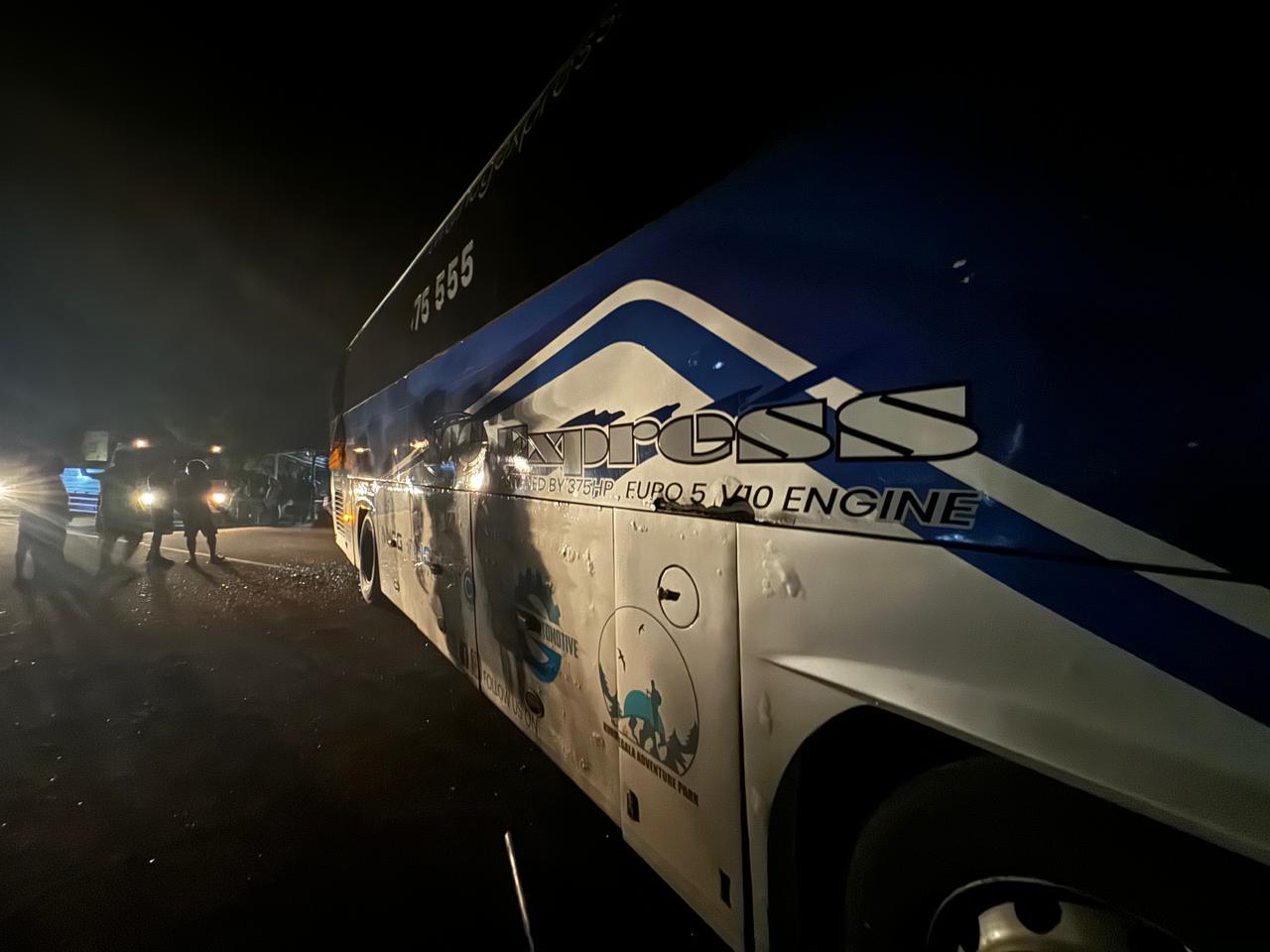 யாழ்ப்பாணத்தில் இருந்து  கொழும்பு சென்ற அதி சொகுசு பஸ் லொறியுடன் மோதி கோர விபத்து!