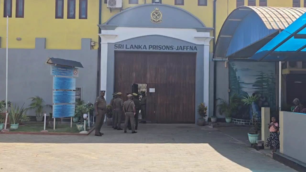 வெசாக்  தினத்தை முன்னிட்டு  யாழ். சிறையில் இருந்து 20 கைதிகள் விடுதலை.