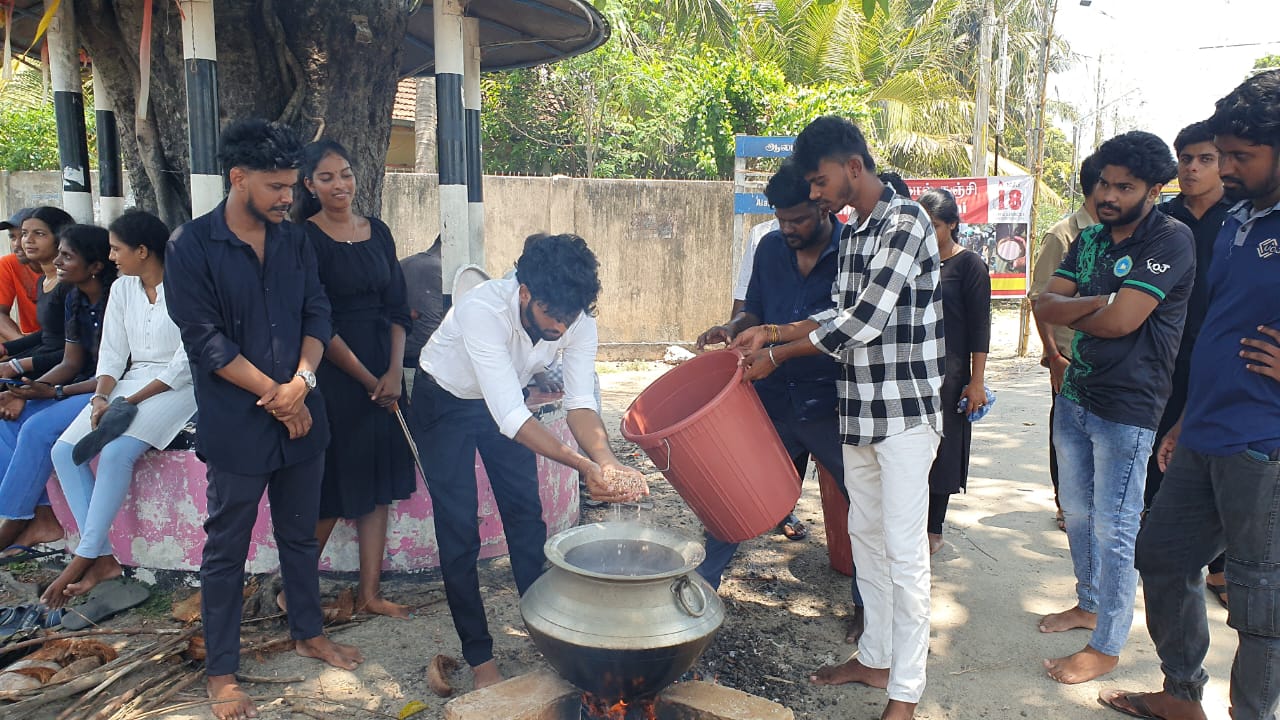 வல்வெட்டித்துறையில் முள்ளிவாய்க்கால் கஞ்சி வழங்கிய யாழ். பல்கலைக்கழக மாணவர்கள்.
