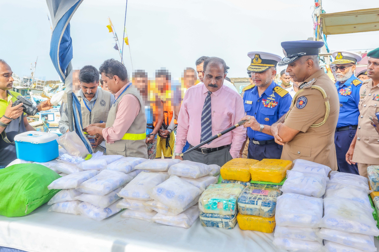 ஆழ்கடலில் கூட்டு நடவடிக்கையில் அதிக போதைப்பொருள்கள் மீட்பு!  – இரண்டு மீன்பிடிப் படகுகளுடன் 11 பேர் கைது.