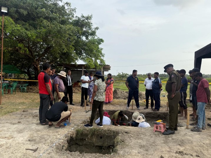 செம்மணியில் 3 அடி ஆழத்தில் மீட்கப்பட்ட மனித எலும்புக்கூடு  பாரிய புதைகுழியாக இருக்கலாம் என்று அச்சம்.