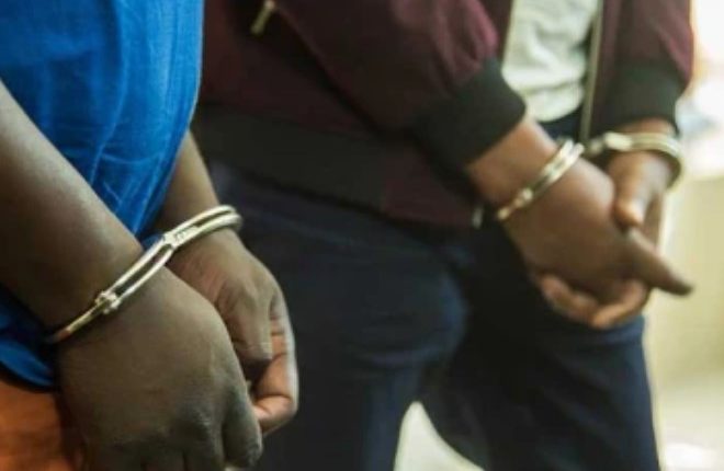 100 கிலோகிராம் ஹெரோயினுடன் இருவர் சிக்கினர்.