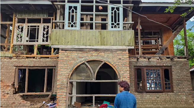 ஜம்மு – காஷ்மீரில் பாகிஸ்தான் ராணுவம் அத்துமீறி நடத்திய தாக்குதலில் பெண் ஒருவர் பலி!