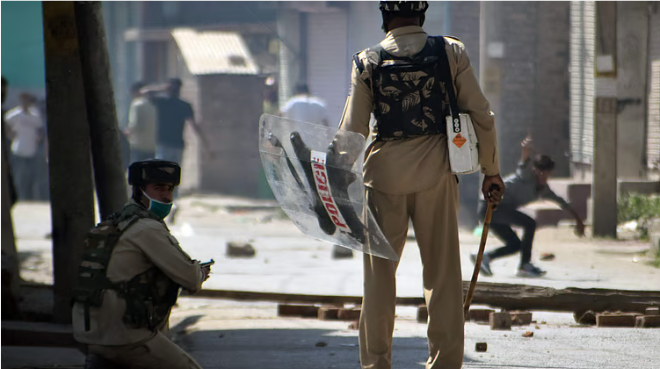 பாகிஸ்தான் படையினரின் சிறிய ரக பீரங்கிகள் மற்றும் மோட்டாா் குண்டுகள் மூலம் அத்துமீறி நடத்தி வரும் தாக்குதலில் இதுவரை 22 பேர் பலி!