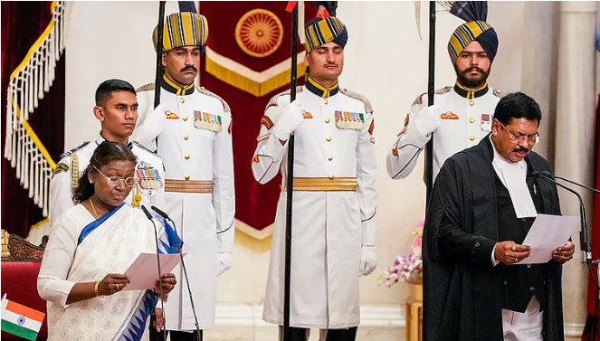 உச்சநீதிமன்றத்தின் 52-ஆவது தலைமை நீதிபதியாக பூஷண் ராமகிருஷ்ண கவாய் பதவியேற்பு !