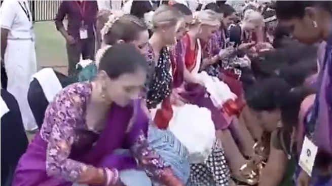 தெலங்கானாவில் சர்ச்சைக்குரிய சம்பவம்: உலக அழகிப் போட்டியாளர்களின் பாதங்களைக் கழுவிய பெண்கள்