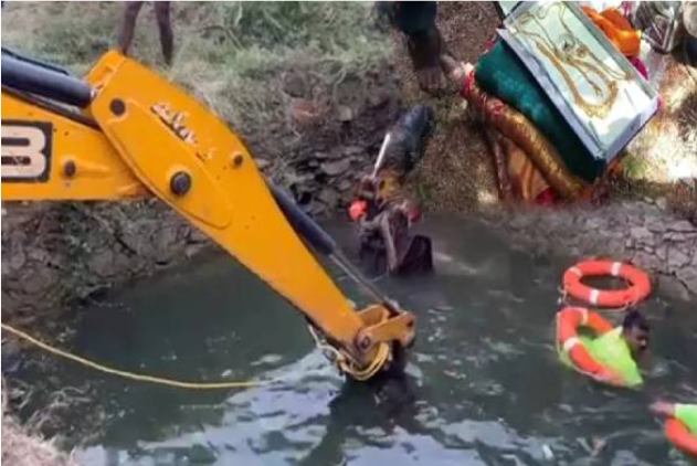 ஒரே குடும்பத்தைச் சேர்ந்த 5 பேர் பலி: கிணற்றில் கார் கவிழ்ந்த விபத்தில் நேர்ந்த சோகம்