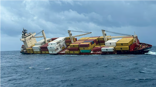 கேரளக் கடலோரத்தில் சரக்குக் கப்பல் விபத்து: நடுக்கடலில் பல கி.மீ. சுற்றளவுக்கு எண்ணெய் கசிவு