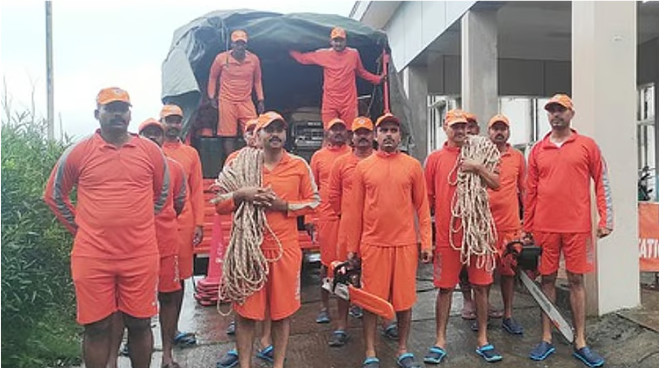 வெள்ளத்தால் தத்தளிக்கும் கேரளம்: தேசிய பேரிடர் மீட்புக் குழுவினர் விரைந்தனர்!