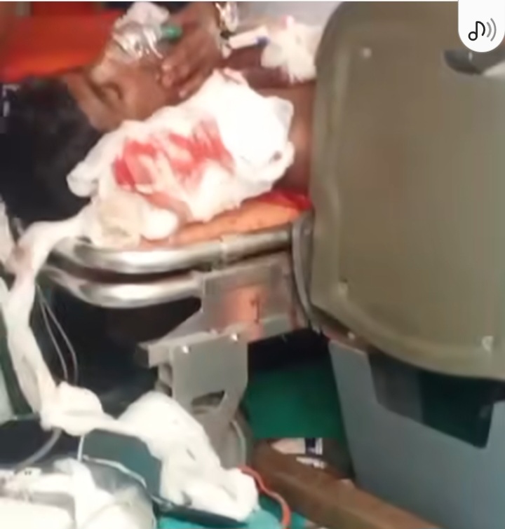 புல்மோட்டை பாடசாலையில் மோதல்: கழுத்து அறுக்கப்பட்டு உயிராபத்தான நிலையில் மாணவன் ஒருவர் வைத்தியசாலையில் அனுமதி! – காதல் விவகாரமே காரணம் என்று தெரிவிப்பு.