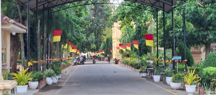 முள்ளிவாய்க்கால் நினைவேந்தல் வாரத்தையொட்டி யாழ். பல்கலை வளாகம் சிவப்பு, மஞ்சள் கொடிகளால் அலங்கரிப்பு!