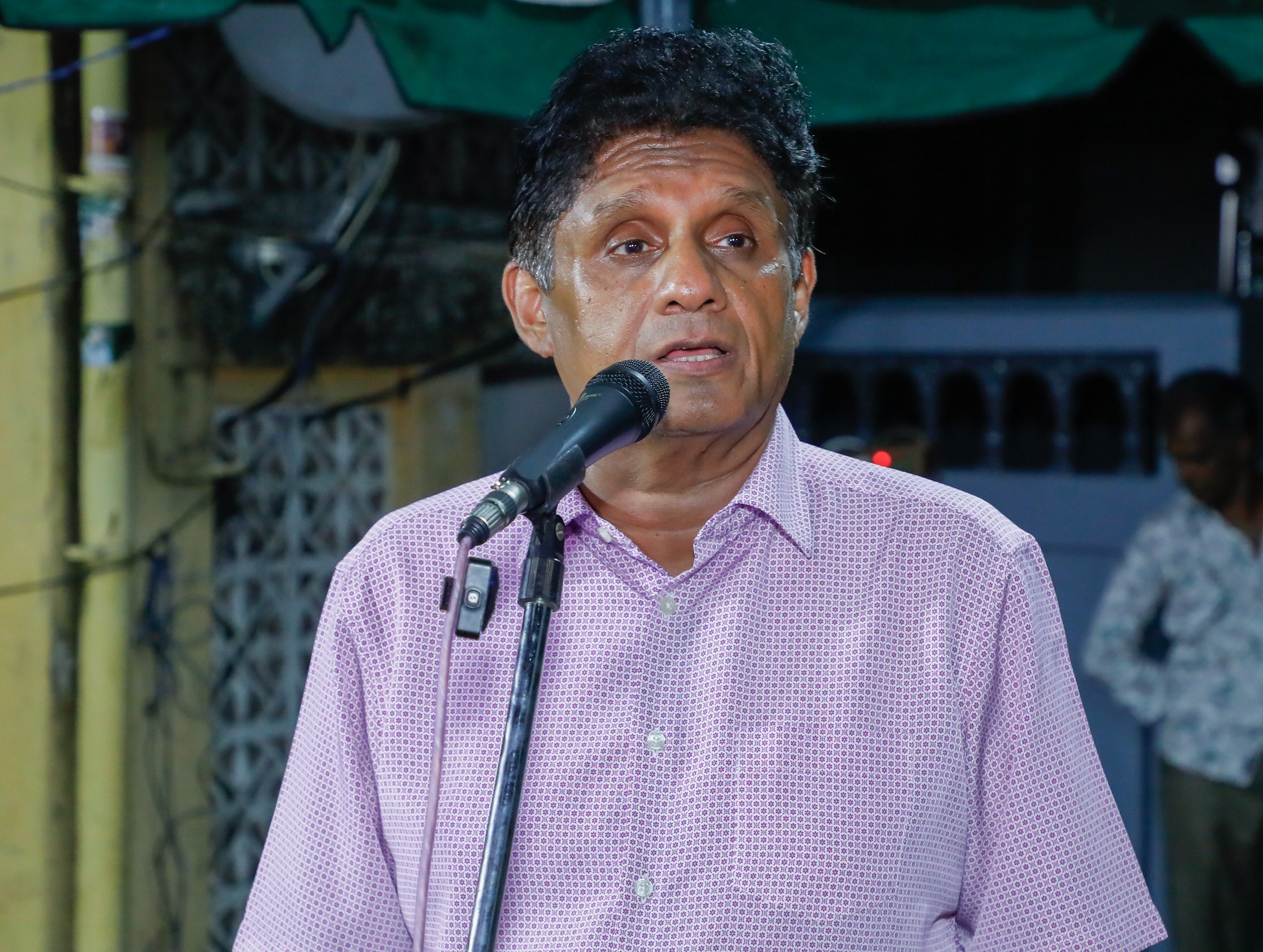 உப்பைக் கூடச் சரியாக வழங்க முடியாத  அரசின் அச்சுறுத்தலுக்கு அடிபணியோம்! குட்டி சபைகளில் எதிரணி ஆட்சி மலரும்!!  – எதிர்க்கட்சித் தலைவர் சஜித் சூளுரை.