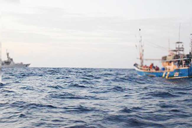 இருவேறு இடங்களில் மீன்பிடிப் படகுகள் விபத்து! மாயமானவர்களைத் தேடும் நடவடிக்கை தீவிரம்!!