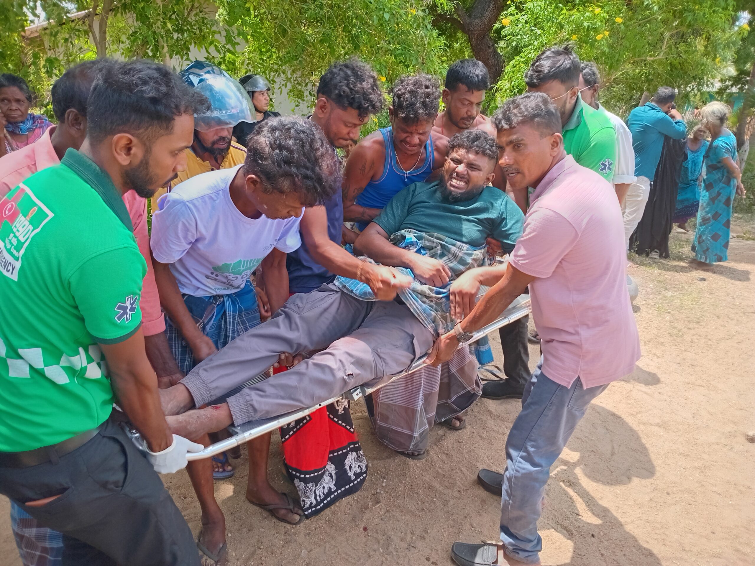 கார் – மோ. சைக்கிள் விபத்து! ஆண்கள் இருவர் படுகாயம்!!