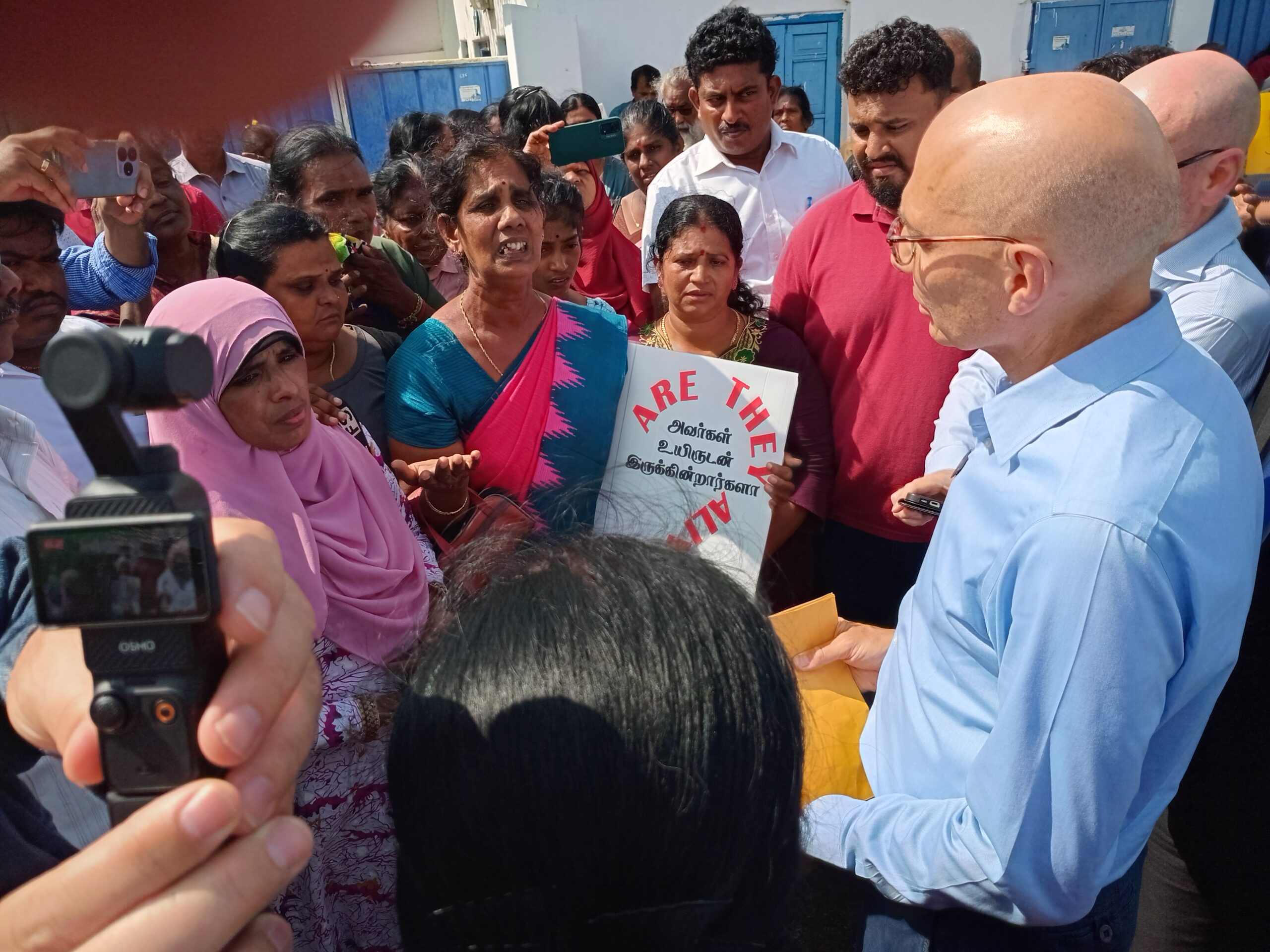 திருகோணமலையில் பாதிக்கப்பட்டோரின் குறைகளைக் கேட்டறிந்தார் வோல்கர் டர்க்  – பிரச்சினைகளுக்குத் தீர்வு வழங்க முயற்சிப்போம் என்றும் அவர் உறுதி.