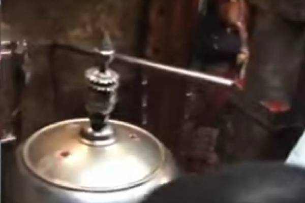 மனைவியுடன் தகராறு: ரூ.4 கோடி பத்திரத்தை கோயில் உண்டியலில் போட்ட கணவர்!