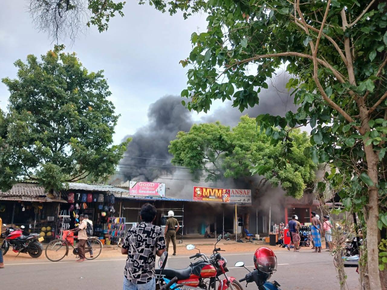 முல்லைத்தீவு மாவட்ட பொது வைத்தியசாலைக்கு முன்னுள்ள கடைகளில்  தீ பரவல்.