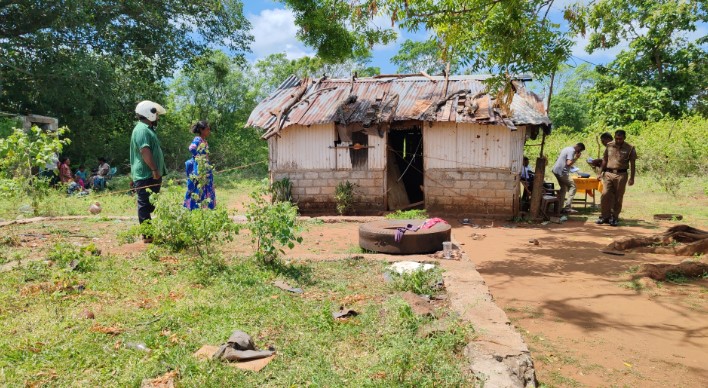 வவுனியாவில் இரத்தக்கறைகளுடன் இளம் குடும்பஸ்தரின் சடலம் மீட்பு!  – பொலிஸார் தீவிர விசாரணை.