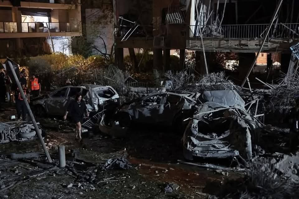 இஸ்ரேலின் தாக்குதலுக்கு பதிலடி:  இஸ்ரேலை நோக்கி நூற்றுக்கணக்கான ஏவுகணைகளை வீசிய ஈரான்.