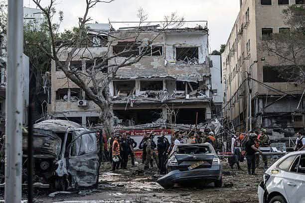 இஸ்​ரேல் மீது ஈரான் கொத்து குண்​டு​களை வீசி அதிப​யங்கர தாக்​குதல்!