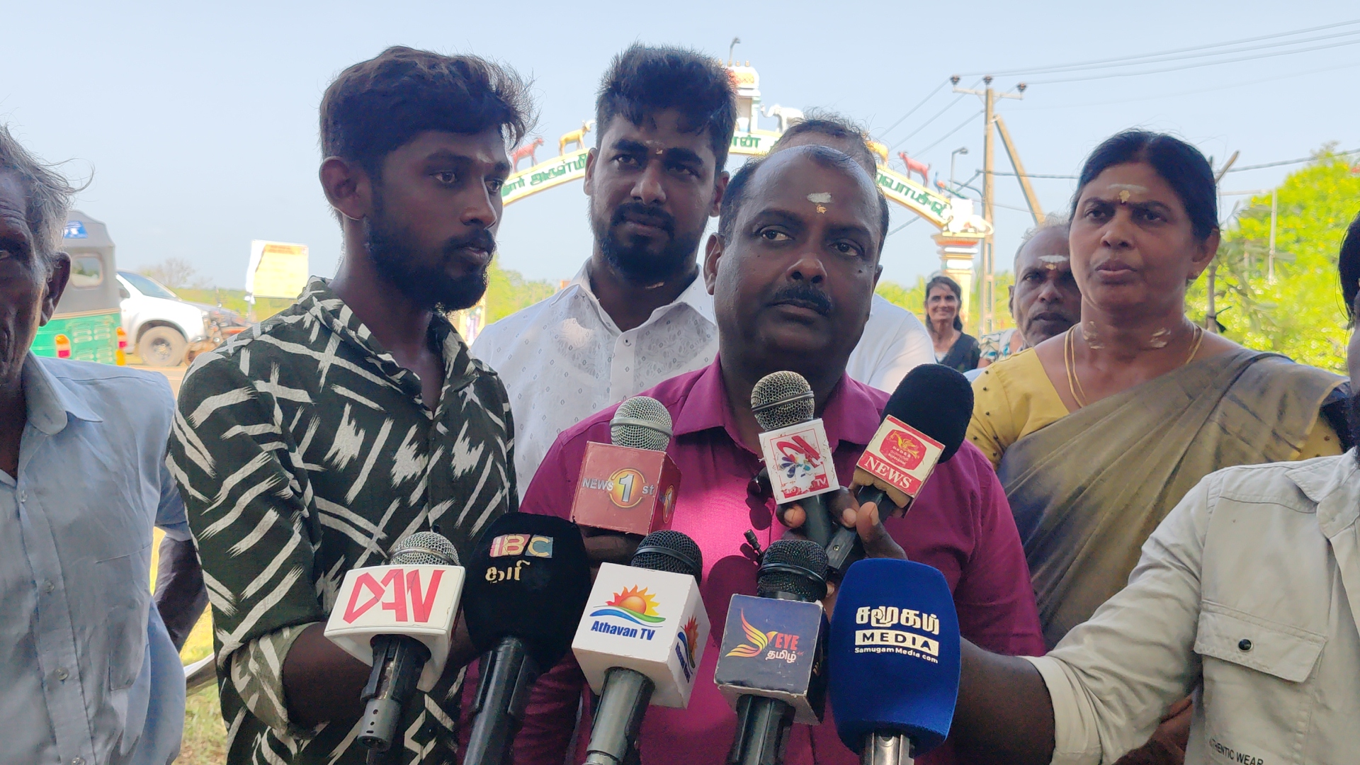 வரலாற்றுச் சிறப்புமிக்க வவுனியா புதூர் நாகதம்பிரான் ஆலயப் பிரதான வீதிக்குக் காப்பற் இடும் பணி ஆரம்பம்.