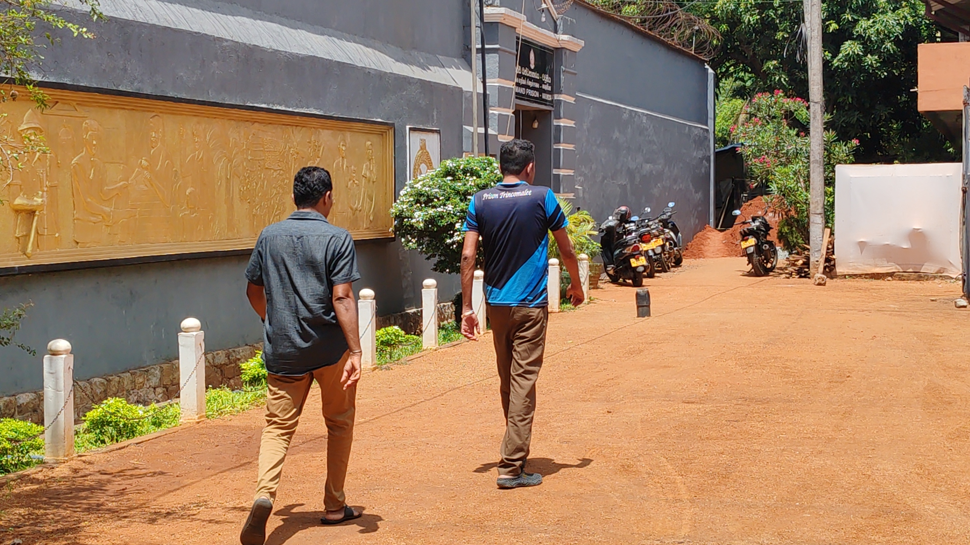 வவுனியா சிறைச்சாலைக்குள் அதிரடியாக நுழைந்த சி.ஐ.டி.  – கடமையில் ஈடுபட்ட அதிகாரிகளிடம் தீவிர விசாரணை.