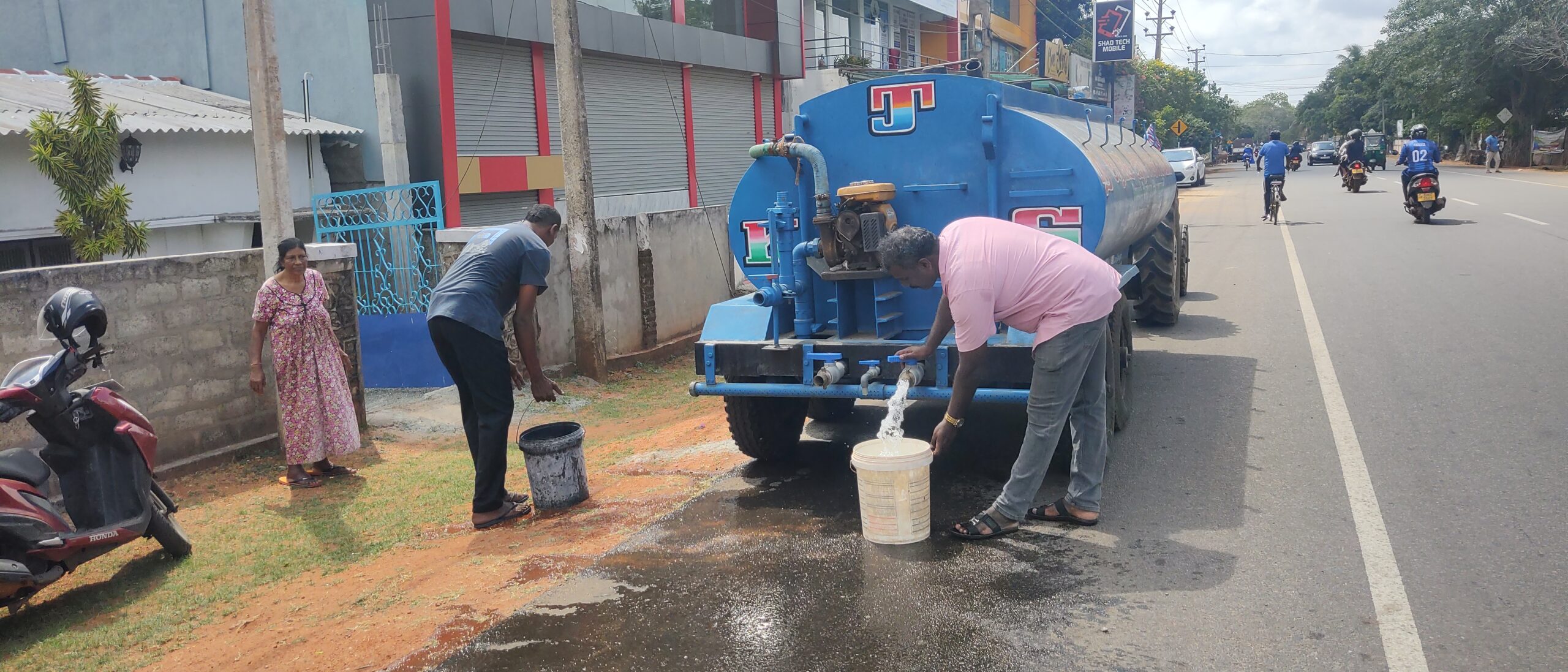 வவுனியாவில் 18 மணித்தியாலங்களுக்கு மேலாக நீர் விநியோகம் தடை:  மாநகர சபை உறுப்பினரின் முன்மாதிரியான செயற்பாடு.