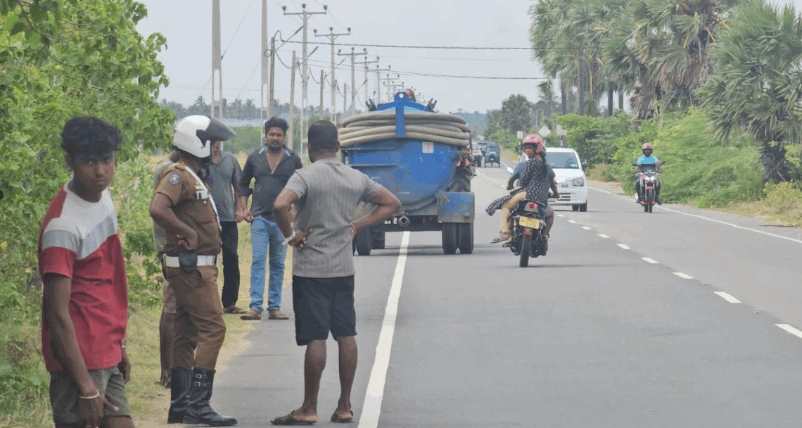 யாழ். மாநகர சபையின் கழிவகற்றும் வாகனங்களை மறித்து  கல்லூண்டாயில் போராட்டம்!