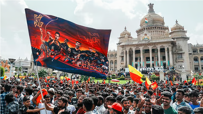 ஆர்சிபி வெற்றிப் பேரணியில் கூட்ட நெரிசலில் சிக்கி ரசிகர்கள் 7 பேர் பலி!