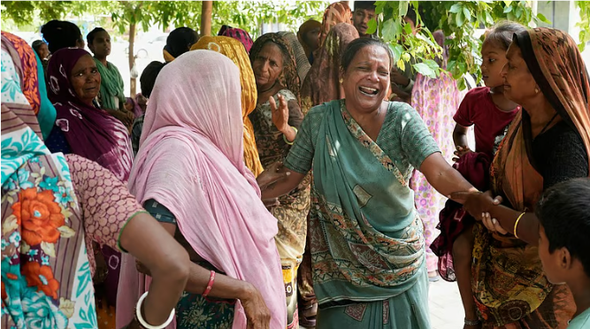 அகமதாபாத் ஏர் இந்தியா விமான விபத்து: தாயாருக்கு உணவு கொண்டு சென்ற 14 வயது சிறுவன் பலி