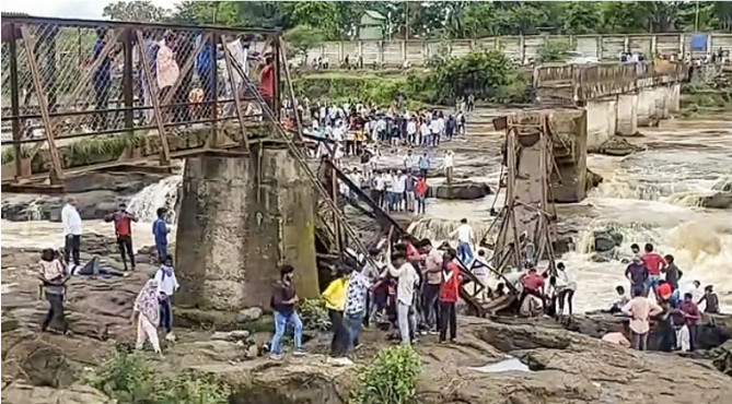 புனேவில் பாலம் இடிந்து 6 பேர் உயிரிழப்பு: பலர் ஆற்றில் அடித்துச் செல்லப்பட்டனர்