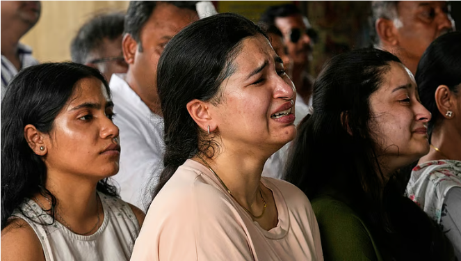 அகமதாபாத் விமான விபத்து: சடலங்கள் ஒப்படைப்பில் தாமதம்; குடும்பத்தினர் தவிப்பு