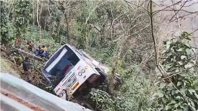 ஹிமாசல பிரதேசம்: மண்டி அருகே பேருந்து விபத்து; 17 பேர் காயம், மீட்புப் பணிகள் தீவிரம்