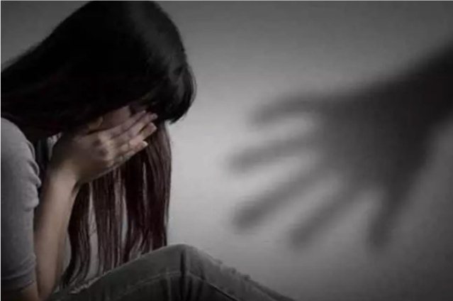 காதலனுடன் வந்த கல்லூரி மாணவிக்கு நேர்ந்த கொடூரம்: 10 பேர் கும்பல் பாலியல் வன்கொடுமை