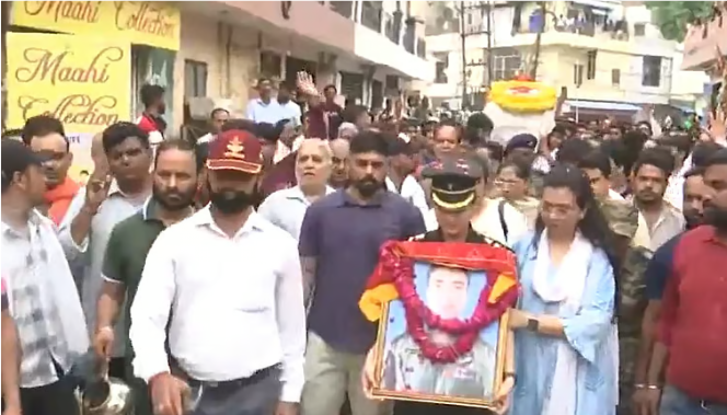 உத்தரகண்ட் ஹெலிகாப்டர் விபத்து: ராணுவ சீருடையில் கணவருக்கு மனைவி இறுதிச் சடங்கு