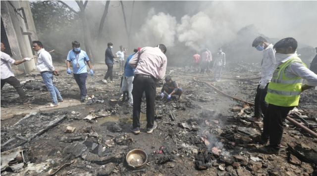 விமான விபத்து நடந்த இடத்தில் 100 பவுன் தங்க நகைகள் கண்டெடுப்பு: போலீஸாரிடம் ஒப்படைப்பு!