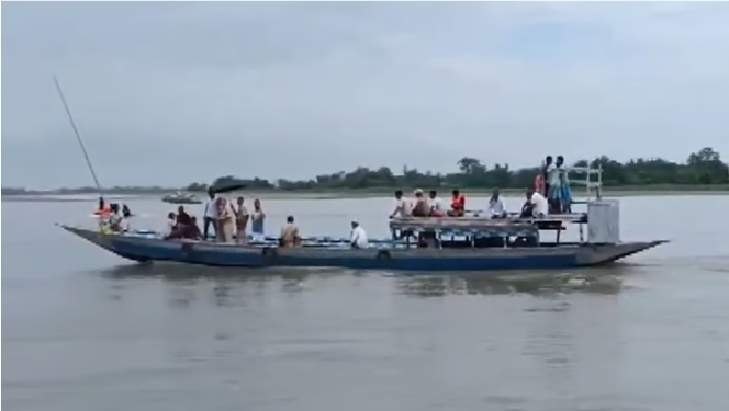 படகுக் கவிழ்ந்து விபத்து: அஸ்ஸாம் ஆற்றில் மூவர் மாயம்!