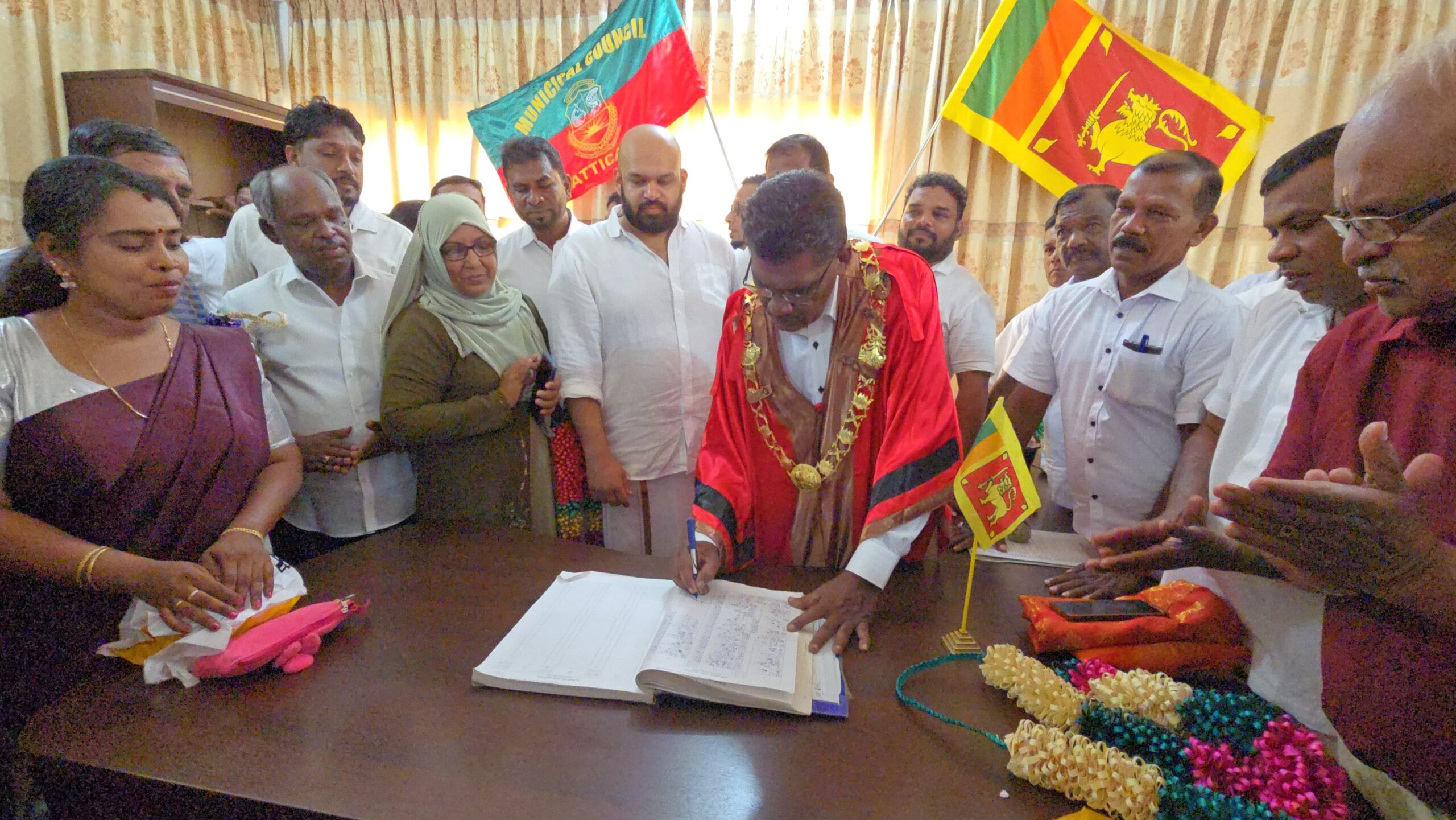 மட்டக்களப்பு மாநகர சபையின் மேயராக தமிழரசின் சிவம் பாக்கியநாதன் தெரிவு!  – பிரதி மேயராகத் தினேஸ்குமார் பதவியேற்பு.