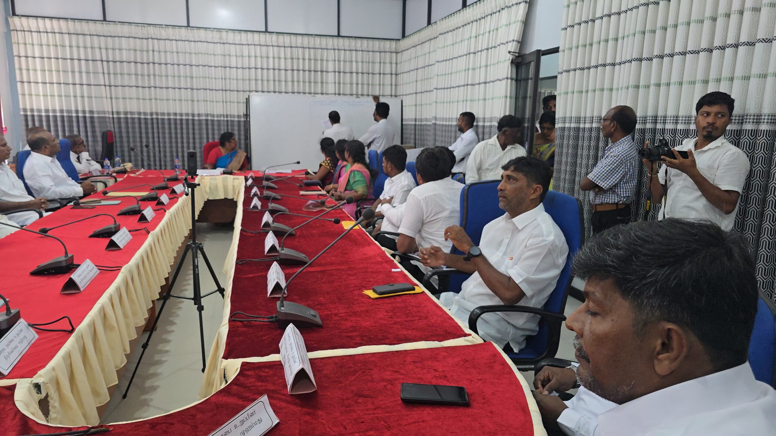 ரிஷாத் அணி, ‘திசைகாட்டி’யின் ஆதரவுடன் மன்னார் நகர சபையைக் கைப்பற்றிய ‘சங்கு’  – நகர பிதாவாக டானியல் வசந்தன் தெரிவு.