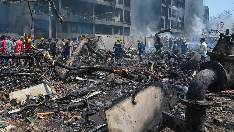 அகமதாபாத்: ஏர் இந்தியா விமான விபத்தில் 241 பேர் பலி, ஒருவர் அதிர்ஷ்டவசமாக உயிர் தப்பினார்