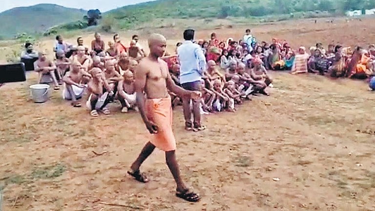 கலப்புத் திருமணம் செய்த பழங்குடிப் பெண்: குடும்பத்தினர் மொட்டையடித்து பரிகார பூஜை – ஒடிஸாவில் பரபரப்பு!