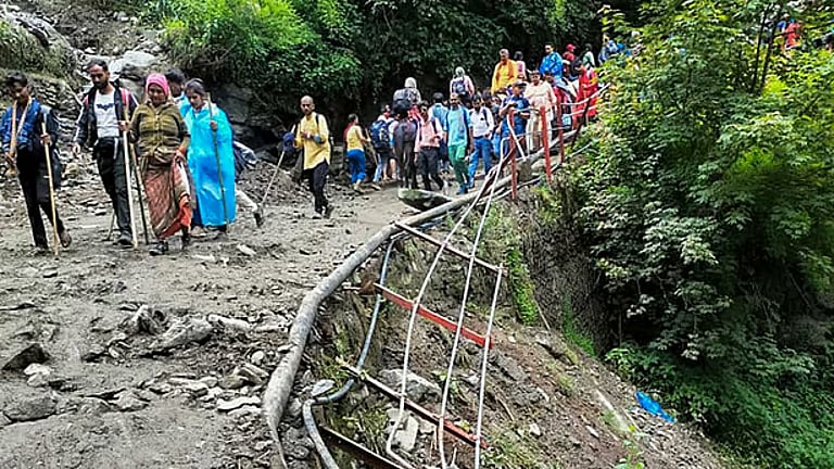 உத்தரகண்ட் மாநிலத்தின் யமுனோத்ரி பாதையில் ஏற்பட்ட நிலச்சரிவில் சிக்கி 2 பேர் பலி!
