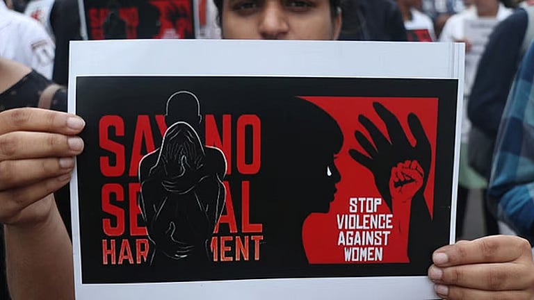 மேற்கு வங்கம்: கொல்கத்தா சட்டக் கல்லூரி மாணவி கூட்டு பாலியல் வன்கொடுமை – 3 பேர் கைது!