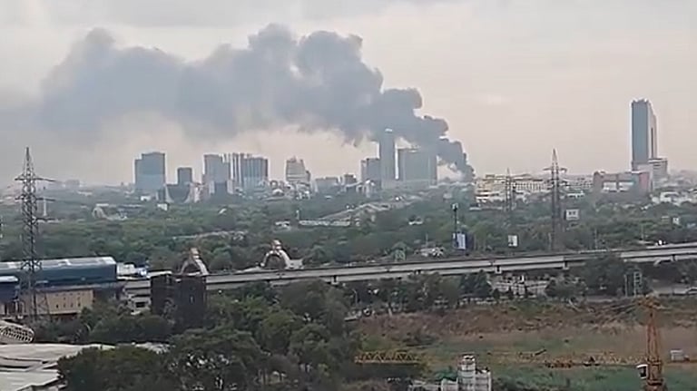 நொய்டா பெயிண்ட் தொழிற்சாலையில் பயங்கர தீ விபத்து: கரும்புகையால் மக்கள் அவதி, பெரும் பொருள் சேதம்!