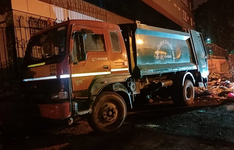 பெங்களூரில் குப்பை லாரியில் கண்டெடுக்கப்பட்ட இளம்பெண் சடலம்!