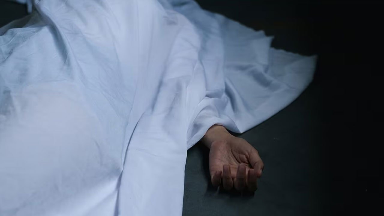 மண்வெட்டியால் தாக்கி மனைவியை படுகொலை செய்த கொடூர கணவன்!