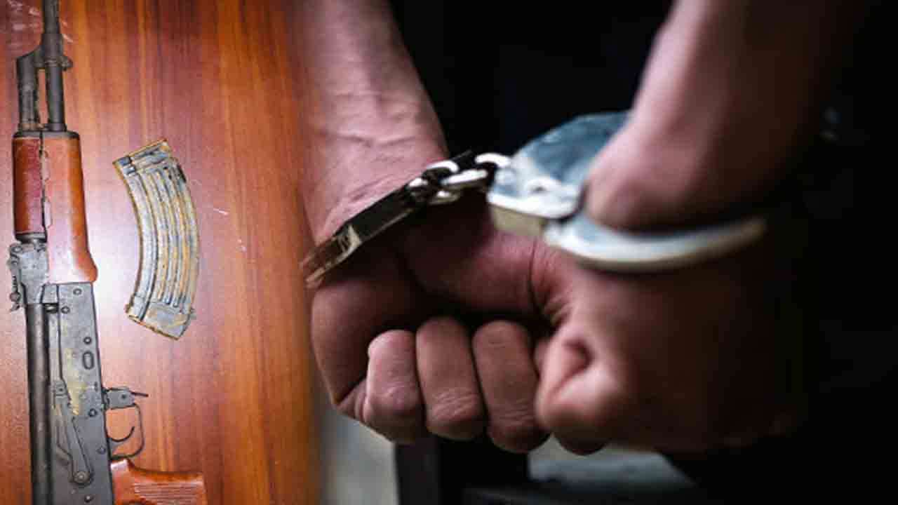 புனர்வாழ்வு பெற்ற முன்னாள் போராளி கொழும்பில் துப்பாக்கியுடன் சிக்கினார்.